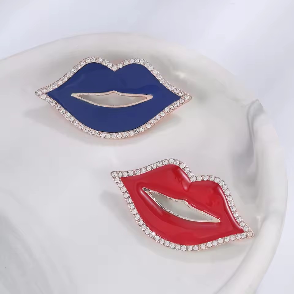 1pc Lips QUEEN Brooch for Wome - Embroidery Lips recensie en prijs